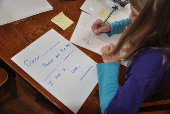 Los niños pueden escribir cartas de agradecimiento.