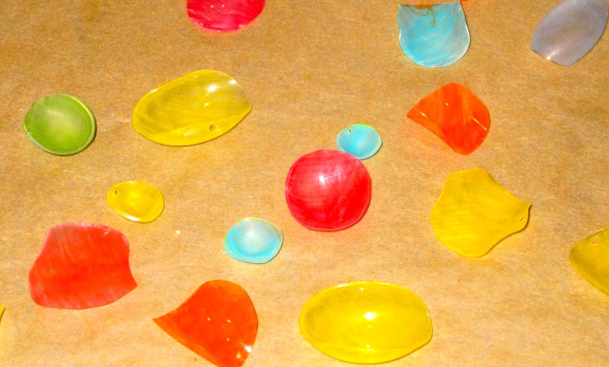 Manualidad retro para niños: guirnalda de conchas de plástico retráctil