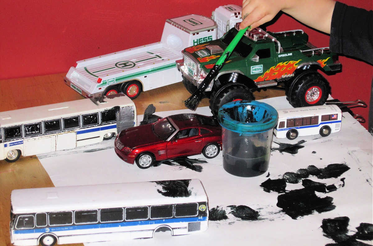 Pintar coches de juguete: entretenimiento fácil para los más pequeños