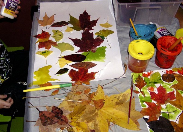 Proyecto de arte de hojas de otoño con acuarelas líquidas.