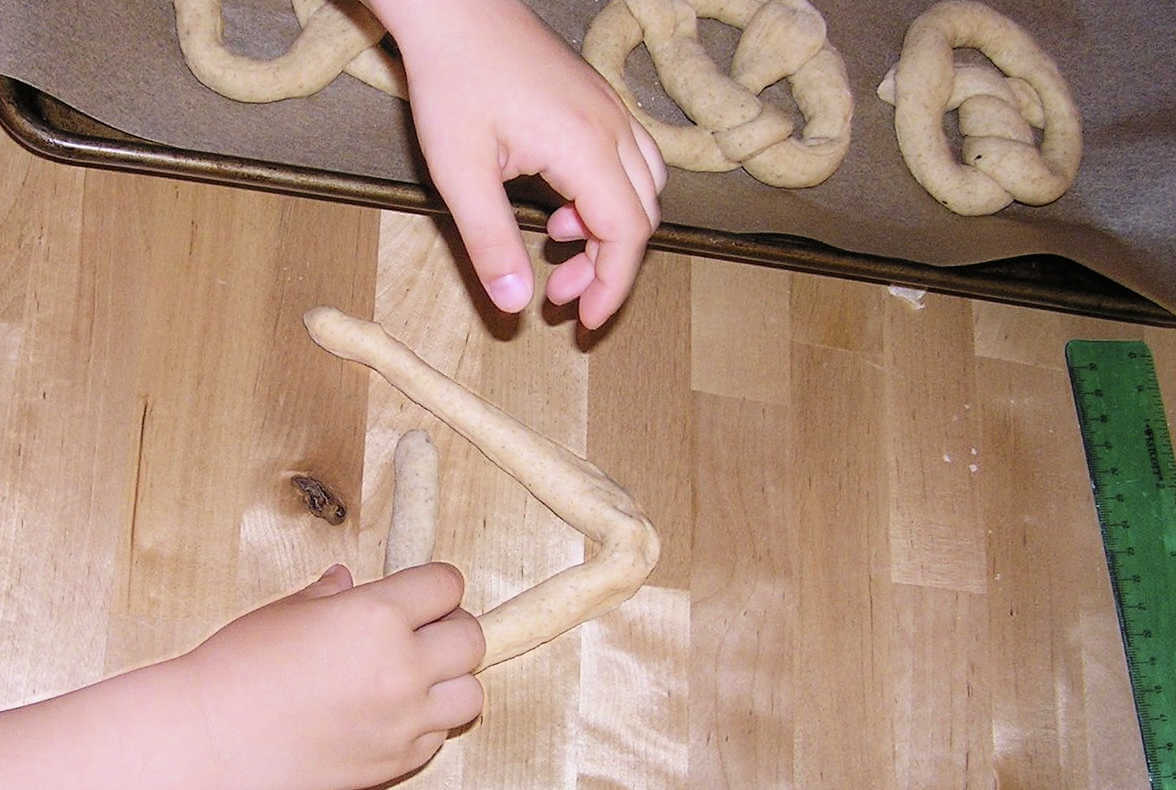 Haga formas suaves de letras y números de pretzel con los niños