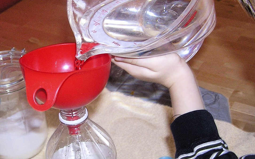 Inflar un globo con levadura o bicarbonato y vinagre
