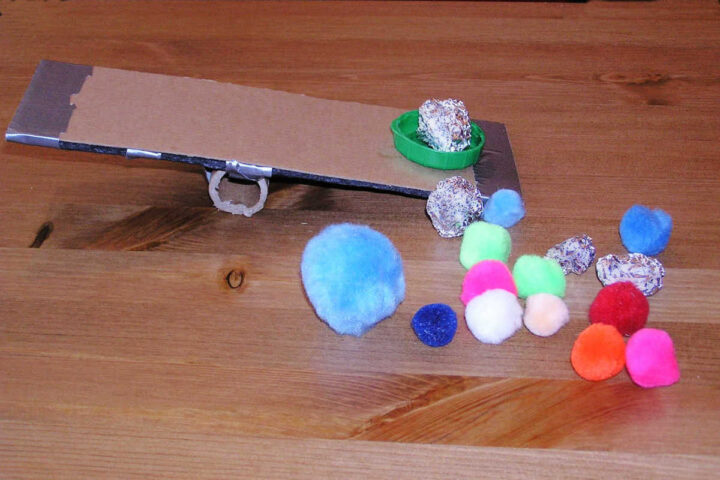 Fácil juego DIY de catapulta y objetivo para niños